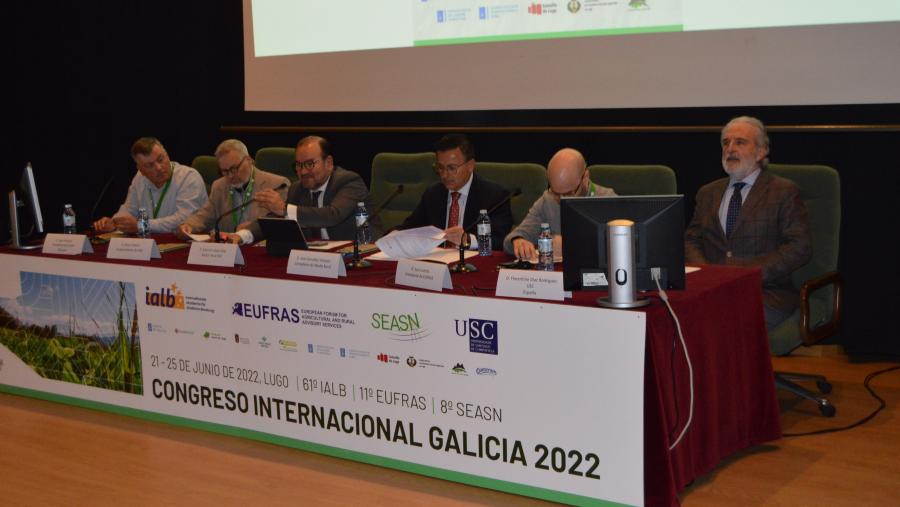 O reitor Antonio López e o conselleiro de Medio Rural, José González, xunto cos organizadores, na inauguración do congreso europeo de extensión rural O reitor Antonio López e o conselleiro de Medio Rural, José González, xunto cos organizadores, na inauguración do congreso europeo de extensión rural