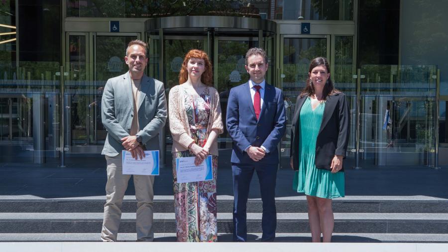 De esquerda a dereita, Anxo Fernández, Marina Paradela, Álvaro Goyanes (que recolleu o diploma en representación de María José de Castro) e Izascun Buendía (que recolleu o diploma en representación de Ashwin Woodhoo) De esquerda a dereita, Anxo Fernández, Marina Paradela, Álvaro Goyanes (que recolleu o diploma en representación de María José de Castro) e Izascun Buendía (que recolleu o diploma en representación de Ashwin Woodhoo)