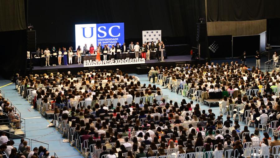 O Multiusos Fontes do Sar acolleu o acto de recoñecemento da USC ás e aos estudantes con mellores expedientes nas ABAU. FOTO: Santi Alvite O Multiusos Fontes do Sar acolleu o acto de recoñecemento da USC ás e aos estudantes con mellores expedientes nas ABAU. FOTO: Santi Alvite