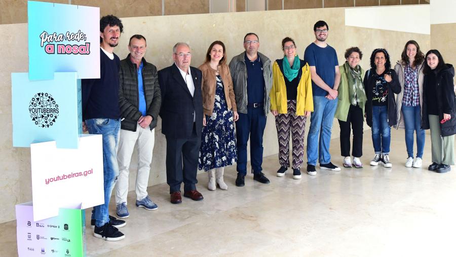 O vicerreitor Gumersindo Feijoo, quinto pola esquerda, participou na rolda de prensa do certame xunto a técnicos/as de normalización dos concellos de Santiago, Ames e Teo. FOTO: Santi Alvite O vicerreitor Gumersindo Feijoo, quinto pola esquerda, participou na rolda de prensa do certame xunto a técnicos/as de normalización dos concellos de Santiago, Ames e Teo. FOTO: Santi Alvite