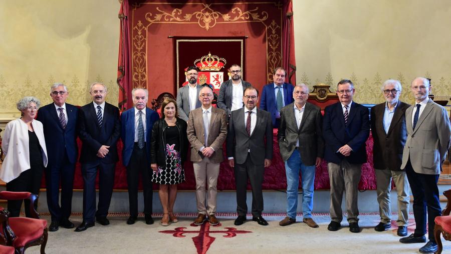 Foto de familia das persoas que recibiron a insignia xunto ao reitor e directores dos departamentos. FOTO: Santi Alvite Foto de familia das persoas que recibiron a insignia xunto ao reitor e directores dos departamentos. FOTO: Santi Alvite