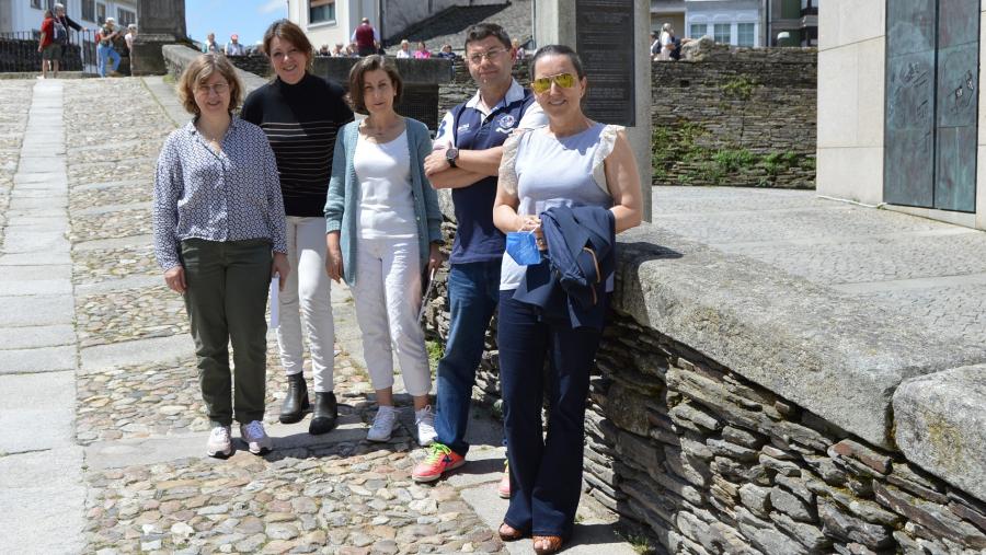 De esquerda a dereita, Estelle Bertrand, Ellodie Salin, Elvira López, Francisco Fraga e Elena Freire, na rampla de acceso á muralla de Lugo De esquerda a dereita, Estelle Bertrand, Ellodie Salin, Elvira López, Francisco Fraga e Elena Freire, na rampla de acceso á muralla de Lugo