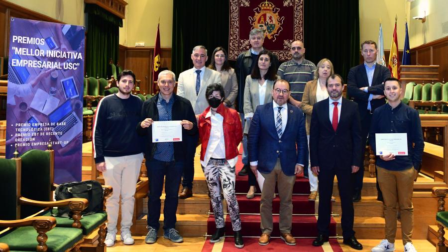 Foto de familia do reitor coas persoas premiadas e autoridades. FOTO: Santi Alvite Foto de familia do reitor coas persoas premiadas e autoridades. FOTO: Santi Alvite