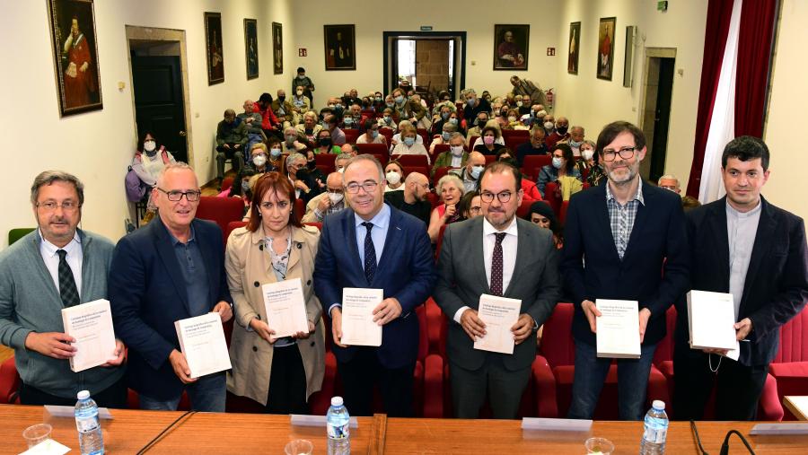 De esquerda a dereita, o responsable de publicacións do Consorcio, Juan Conde; o responsable do Servizo de Publicacións e Intercambio Científico da USC, Juan Blanco; Belén Hernández, xerenta do Consorcio; o alcalde e presidente do Consorcio de Santiago, Xosé A. Sánchez Bugallo; o reitor Antonio López; Arturo Iglesias Ortega, autor da obra; e Francisco Buide del Real, cóengo arquiveiro-bibliotecario da catedral. FOTO: Santi Alvite De esquerda a dereita, o responsable de publicacións do Consorcio, Juan Conde; o responsable do Servizo de Publicacións e Intercambio Científico da USC, Juan Blanco; Belén Hernández, xerenta do Consorcio; o alcalde e presidente do Consorcio de Santiago, Xosé A. Sánchez Bugallo; o reitor Antonio López; Arturo Iglesias Ortega, autor da obra; e Francisco Buide del Real, cóengo arquiveiro-bibliotecario da catedral. FOTO: Santi Alvite