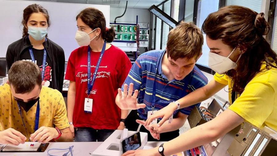 Participantes nun dos obradoiros de XuvenCiencia Participantes nun dos obradoiros de XuvenCiencia