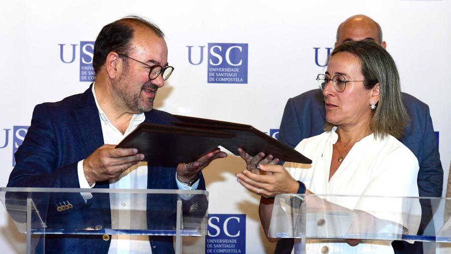 Antonio López e Ethel Vázquez na sinatura do convenio. FOTO: Santi Alvite Antonio López e Ethel Vázquez na sinatura do convenio. FOTO: Santi Alvite