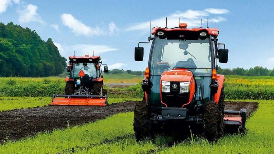 Tractores autónomos traballan nunha parcela agrícola Tractores autónomos traballan nunha parcela agrícola