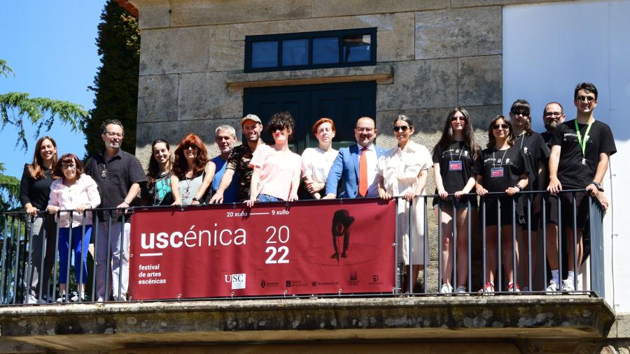 Antonio López visitou a terraza do Auditorio da USC onde se desenvolven parte das actuacións, xunto á vicerreitora de Estudantes e Cultura, Pilar Murias. Tamén estivo presente Mercedes Rosón, concelleira responsable de Urbanismo, Vivenda, Cidade Histórica, Acción Cultural e Igualdade. FOTO: Santi Alvite Antonio López visitou a terraza do Auditorio da USC onde se desenvolven parte das actuacións, xunto á vicerreitora de Estudantes e Cultura, Pilar Murias. Tamén estivo presente Mercedes Rosón, concelleira responsable de Urbanismo, Vivenda, Cidade Histórica, Acción Cultural e Igualdade. FOTO: Santi Alvite