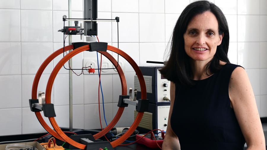 Profesora titular dende 2012, López Lago está adscrita ao Instituto de Materiais (iMATUS) da USC e a súa traxectoria investigadora céntrase no desenvolvemento de instrumentación para caracterización de materiais. FOTO: Santi Alvite Profesora titular dende 2012, López Lago está adscrita ao Instituto de Materiais (iMATUS) da USC e a súa traxectoria investigadora céntrase no desenvolvemento de instrumentación para caracterización de materiais. FOTO: Santi Alvite