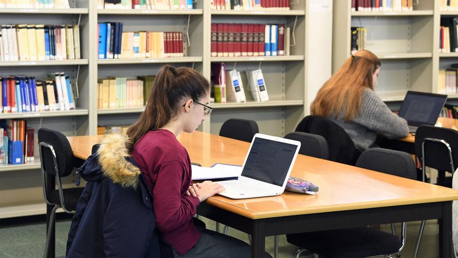 O libro é o resultado dos traballos expostos no contexto das xornadas ‘Á volta da tradución’ que tiveron lugar na Facultade de Filoloxía o pasado ano, no marco do programa ‘Converxencias’. FOTO: Santi Alvite O libro é o resultado dos traballos expostos no contexto das xornadas ‘Á volta da tradución’ que tiveron lugar na Facultade de Filoloxía o pasado ano, no marco do programa ‘Converxencias’. FOTO: Santi Alvite