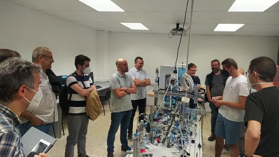 Docentes do grao en Robótica e directivos de Finsa observan diversos equipamentos na EPS de Enxeñaría Docentes do grao en Robótica e directivos de Finsa observan diversos equipamentos na EPS de Enxeñaría