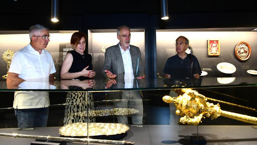 De esquerda a dereita, Arturo Ouro, Pilar Murias, Gumersindo Guinarte e Fernando Martínez Vilanova, visitando a mostra. FOTO: Santi Alvite De esquerda a dereita, Arturo Ouro, Pilar Murias, Gumersindo Guinarte e Fernando Martínez Vilanova, visitando a mostra. FOTO: Santi Alvite