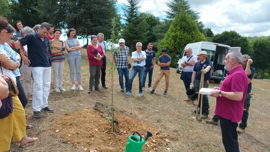 Antonio Rigueiro e profesorado da EPS de Enxeñaría, arredor da sobreira plantada na Valgada do Campus Antonio Rigueiro e profesorado da EPS de Enxeñaría, arredor da sobreira plantada na Valgada do Campus