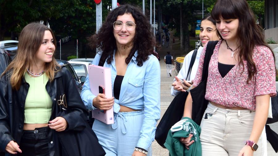 Os traballos deberán ter sido lidos, defendidos ou xulgados e aprobados, segundo proceda, ante calquera universidade galega durante o curso académico 2021/22. FOTO: Santi Alvite Os traballos deberán ter sido lidos, defendidos ou xulgados e aprobados, segundo proceda, ante calquera universidade galega durante o curso académico 2021/22. FOTO: Santi Alvite