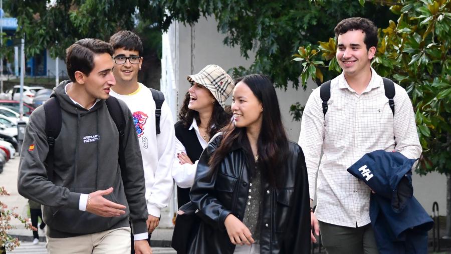 O índice de satisfacción do alumnado estranxeiro na USC é moi elevado, xa que o 90% afirma que repetiría a súa experiencia na institución, segundo un estudo realizado polo antigo Servizo de Relacións Exteriores. Alumnado paseando polo campus. FOTO: Santi Alvite O índice de satisfacción do alumnado estranxeiro na USC é moi elevado, xa que o 90% afirma que repetiría a súa experiencia na institución, segundo un estudo realizado polo antigo Servizo de Relacións Exteriores. Alumnado paseando polo campus. FOTO: Santi Alvite