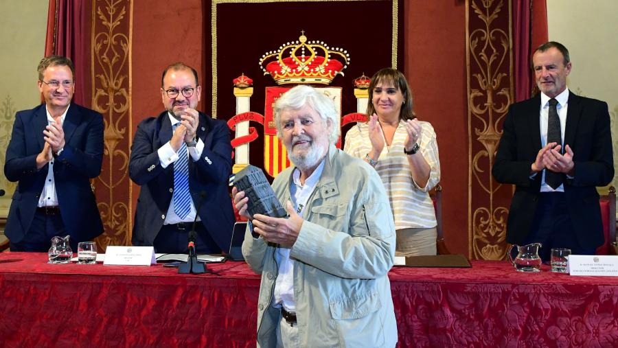 O profesor Beiras puxo en pé ao público presente no Paraninfo. FOTO: Santi Alvite O profesor Beiras puxo en pé ao público presente no Paraninfo. FOTO: Santi Alvite