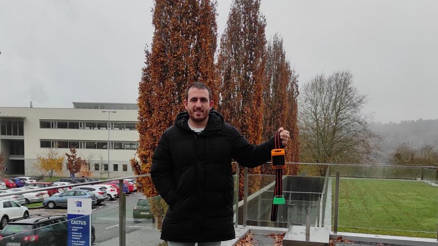 O CEO de Innogando, Elio López, amosa o dispositivo Rumi no Campus de Lugo O CEO de Innogando, Elio López, amosa o dispositivo Rumi no Campus de Lugo