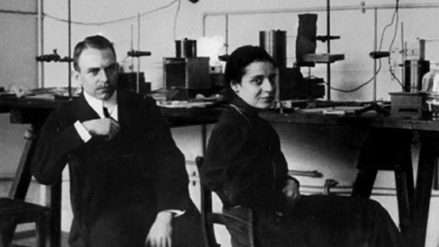 Lise e Otto no seu laboratorio de Berlín arredor de 1910. Crédito: Archives of the Max Planck Society Lise e Otto no seu laboratorio de Berlín arredor de 1910. Crédito: Archives of the Max Planck Society