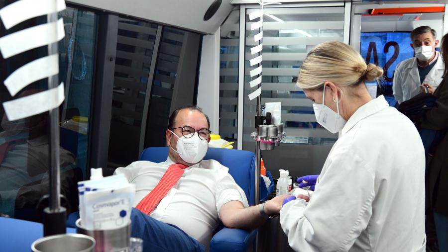 O reitor doou na unidade móbil situada en Medicina e Odontoloxía. FOTO: Santi Alvite O reitor doou na unidade móbil situada en Medicina e Odontoloxía. FOTO: Santi Alvite