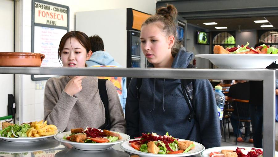 A convocatoria de axudas ten por obxecto sufragar parcialmente os gastos de alimentación mediante a emisión de bonos de comedor. Imaxe de arquivo dun comedor universitario. FOTO: Santi Alvite A convocatoria de axudas ten por obxecto sufragar parcialmente os gastos de alimentación mediante a emisión de bonos de comedor. Imaxe de arquivo dun comedor universitario. FOTO: Santi Alvite