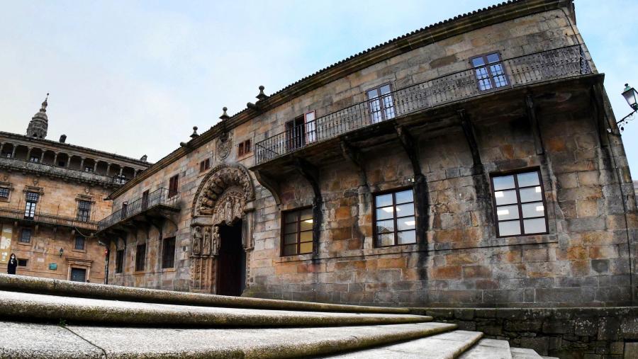 Estas bases definidas na xuntanza desenvolvida no Salón Reitoral do Colexio San Xerome, permitirán definir os procesos extraordinarios de concurso público previsto na Lei 20/2021. FOTO: Santi Alvite Estas bases definidas na xuntanza desenvolvida no Salón Reitoral do Colexio San Xerome, permitirán definir os procesos extraordinarios de concurso público previsto na Lei 20/2021. FOTO: Santi Alvite