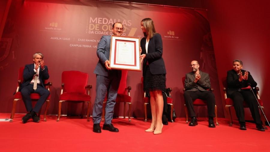 Antonio López recibe a Medalla de Ouro da Cidade de Lugo, de mans de Lara Méndez Antonio López recibe a Medalla de Ouro da Cidade de Lugo, de mans de Lara Méndez