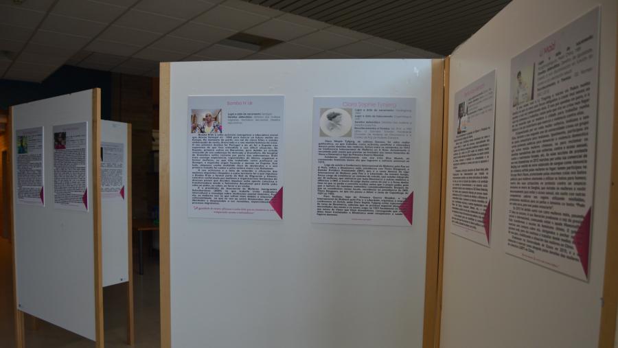 Paneis que integran a mostra 'Defensoras', instalada na Facultade de Humanidades Paneis que integran a mostra 'Defensoras', instalada na Facultade de Humanidades