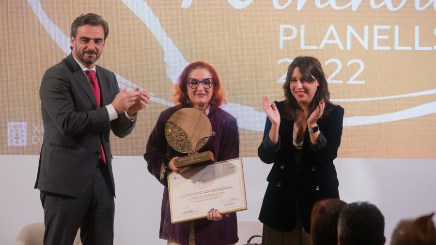 A profesora Vázquez Cendón recolleu o premio de mans da conselleira de Promoción de Emprego e Igualdade, María Jesús Lorenzana Somoza, e do vicepresidente segundo e conselleiro de Presidencia, Xustiza e Deportes, Diego Calvo. FOTO: Xunta A profesora Vázquez Cendón recolleu o premio de mans da conselleira de Promoción de Emprego e Igualdade, María Jesús Lorenzana Somoza, e do vicepresidente segundo e conselleiro de Presidencia, Xustiza e Deportes, Diego Calvo. FOTO: Xunta