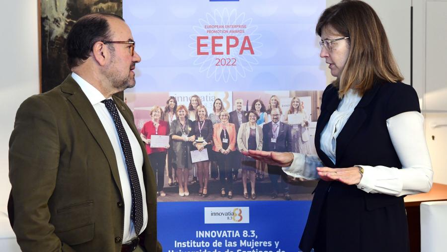 O reitor Antonio López conversando coa directora de Woman Emprende, Eva López Barrio. FOTO: Santi Alvite O reitor Antonio López conversando coa directora de Woman Emprende, Eva López Barrio. FOTO: Santi Alvite