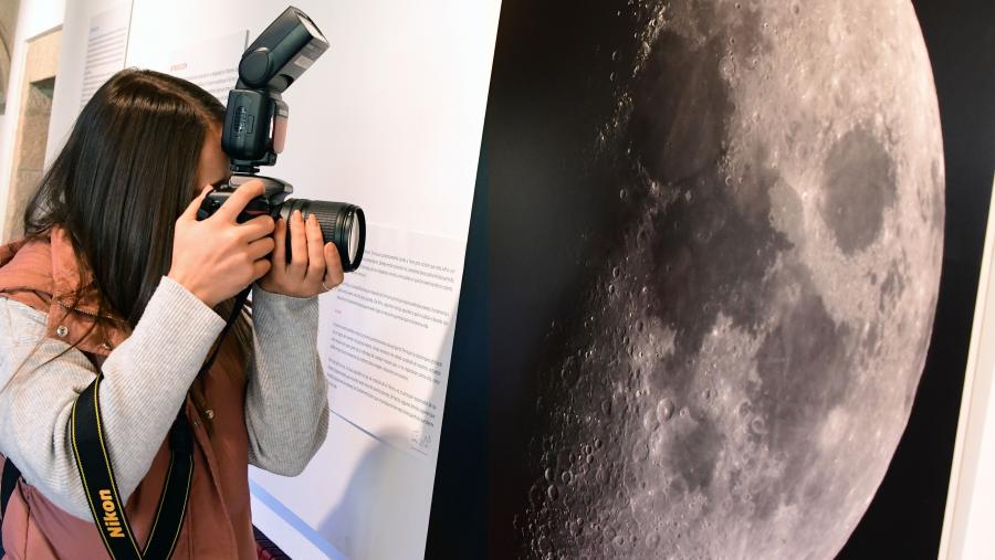 A Lúa, o Sol, os planetas Marte, Xúpiter e Saturno e o cometa Leonard amósanse en dez fotografías realizadas por Salvador Ortega Saura. FOTO: Santi Alvite A Lúa, o Sol, os planetas Marte, Xúpiter e Saturno e o cometa Leonard amósanse en dez fotografías realizadas por Salvador Ortega Saura. FOTO: Santi Alvite