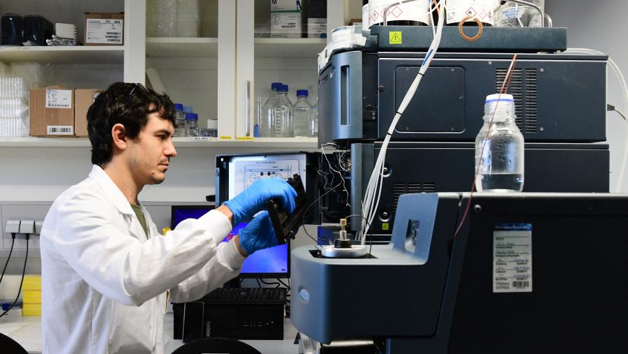Por outra banda, subscribiuse unha nova colaboración para financiar o funcionamento dos servizos e as infraestruturas científico-tecnolóxicas das universidades. FOTO: Santi Alvite Por outra banda, subscribiuse unha nova colaboración para financiar o funcionamento dos servizos e as infraestruturas científico-tecnolóxicas das universidades. FOTO: Santi Alvite
