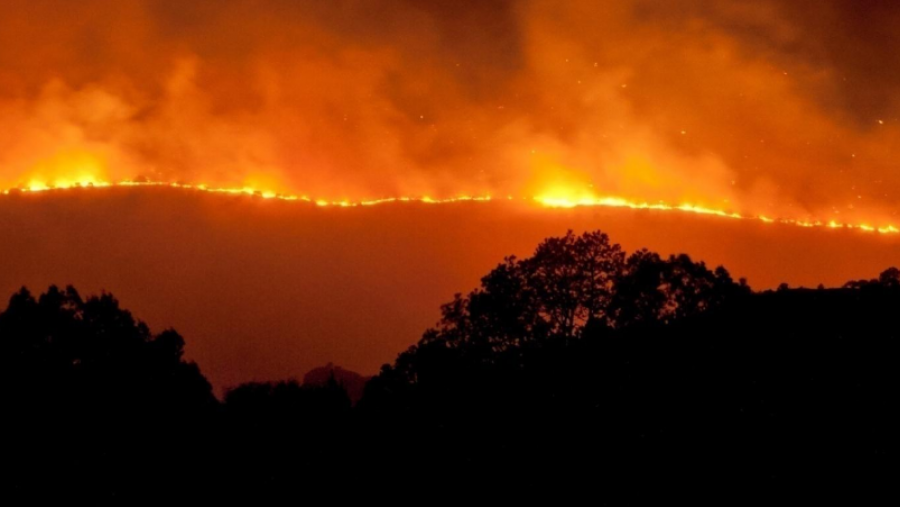 Imaxe aérea dun incendio forestal en Galicia Imaxe aérea dun incendio forestal en Galicia