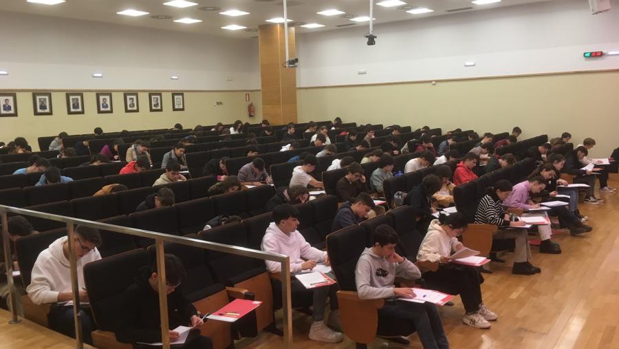 Alumnado realizando as probas Alumnado realizando as probas
