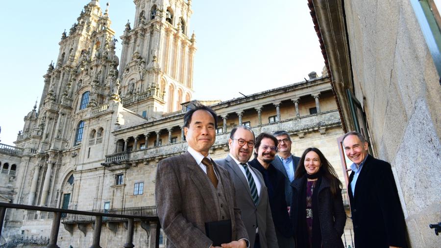 De esquerda a dereita, o profesor Nakada, Antonio López, Diego Martínez, Vicente Pérez, Veronika Chobanova e Bernardo Adeva, na Praza do Obradoiro. FOTO: Santi Alvite De esquerda a dereita, o profesor Nakada, Antonio López, Diego Martínez, Vicente Pérez, Veronika Chobanova e Bernardo Adeva, na Praza do Obradoiro. FOTO: Santi Alvite
