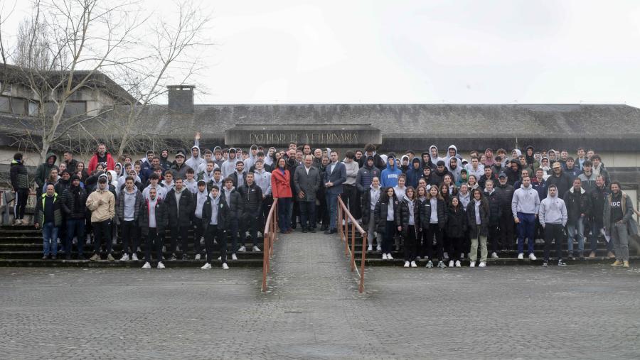 Autoridades académicas e políticas, con participantes nos XXV Campionatos Galegos Universitarios de Deportes Colectivos, na Facultade de Veterinaria Autoridades académicas e políticas, con participantes nos XXV Campionatos Galegos Universitarios de Deportes Colectivos, na Facultade de Veterinaria
