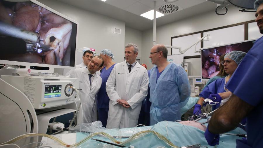 O reitor Antonio Löpez e Rueda, nun dos quirófanos do hospital veterinario Rof Codina