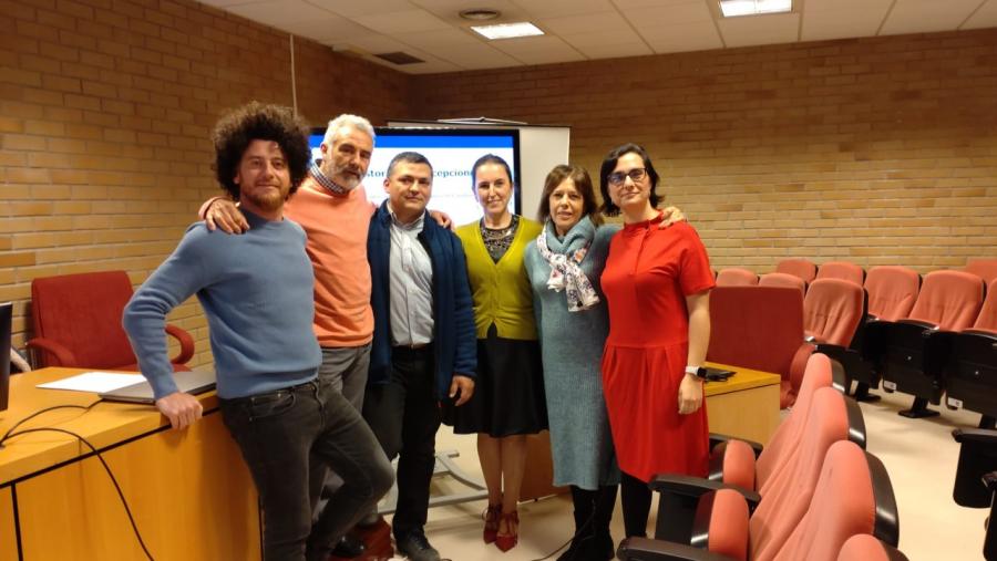 Daniel Vázquez Vila, no centro, coas directoras da tese e membros do tribunal, na Facultade de Humanidades Daniel Vázquez Vila, no centro, coas directoras da tese e membros do tribunal, na Facultade de Humanidades