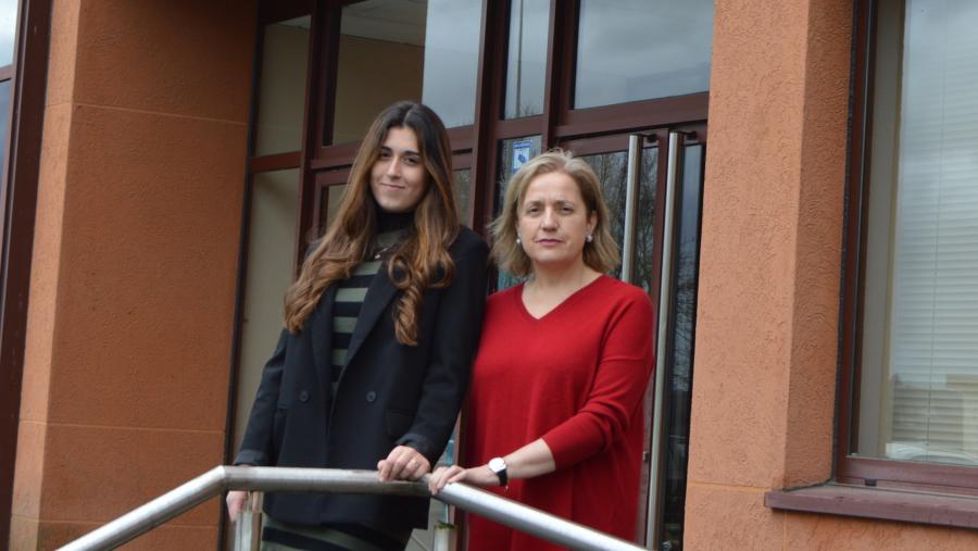 María García e Inés Rivas, diante da Escola Universitaria de Enfermaría María García e Inés Rivas, diante da Escola Universitaria de Enfermaría