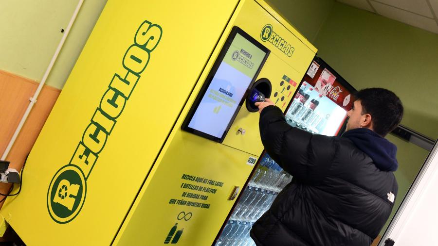 A comunidade universitaria poderá seguir reciclando as latas e botellas de plástico de bebidas que consuma, facilitando así a circularidade destes residuos. FOTO: Santi Alvite A comunidade universitaria poderá seguir reciclando as latas e botellas de plástico de bebidas que consuma, facilitando así a circularidade destes residuos. FOTO: Santi Alvite