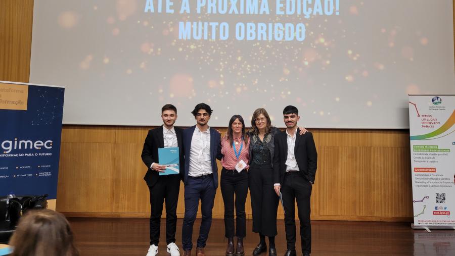 O equipo vencedor da USC xunto a Eva López Barrio e Sabela López Figueiras O equipo vencedor da USC xunto a Eva López Barrio e Sabela López Figueiras
