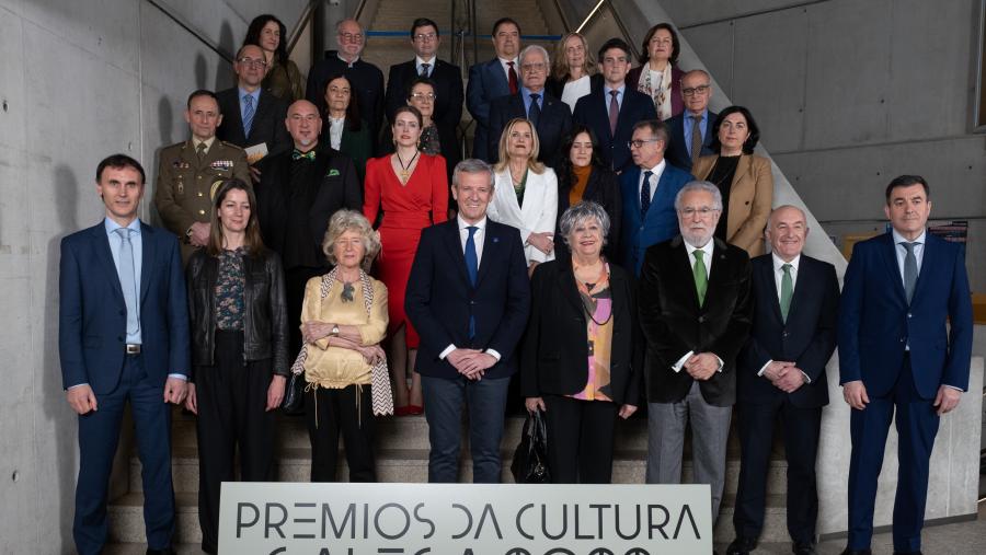 Foto de familia de autoridades e persoas premiadas. FOTO: Xunta Foto de familia de autoridades e persoas premiadas. FOTO: Xunta