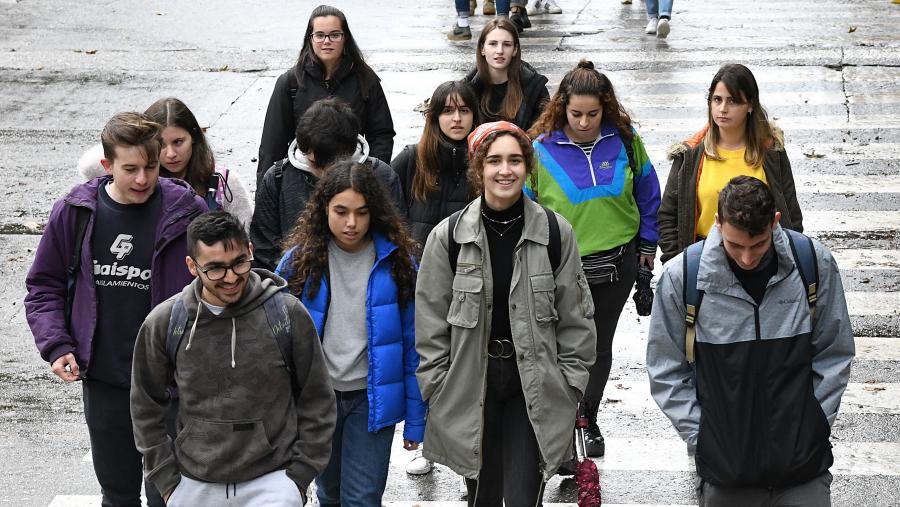O acceso para asistir de xeito presencial será libre ata completar a capacidade dos respectivos espazos. Imaxe de arquivo de alumnado polo campus. FOTO: Santi Alvite O acceso para asistir de xeito presencial será libre ata completar a capacidade dos respectivos espazos. Imaxe de arquivo de alumnado polo campus. FOTO: Santi Alvite