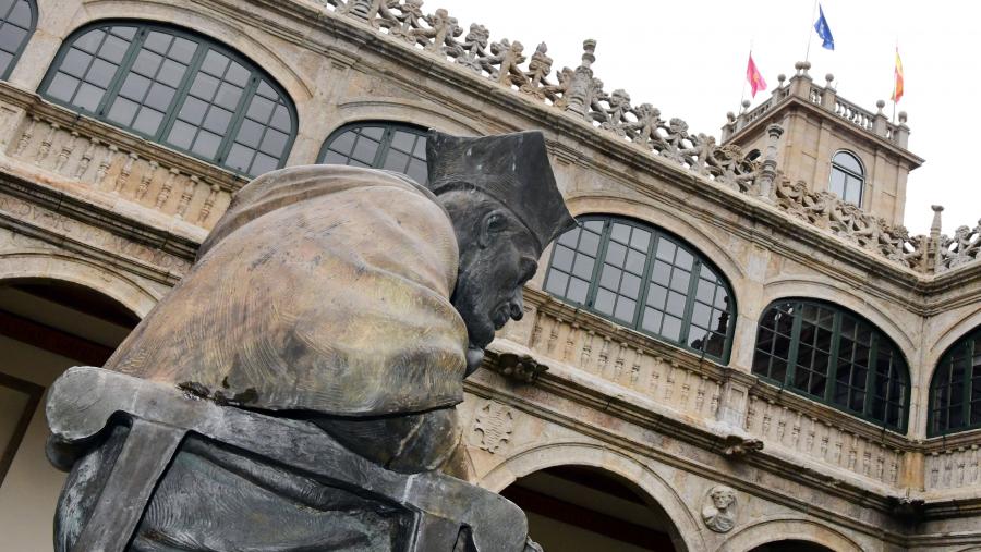 Entre as primeiras accións a acometer por parte da Comisión, atópase a elaboración dun informe diagnóstico no que se identifiquen fortalezas, carencias e puntos de mellora na xestión do patrimonio da USC. Claustro do Colexio de Fonseca. FOTO: Santi Alvite Entre as primeiras accións a acometer por parte da Comisión, atópase a elaboración dun informe diagnóstico no que se identifiquen fortalezas, carencias e puntos de mellora na xestión do patrimonio da USC. Claustro do Colexio de Fonseca. FOTO: Santi Alvite