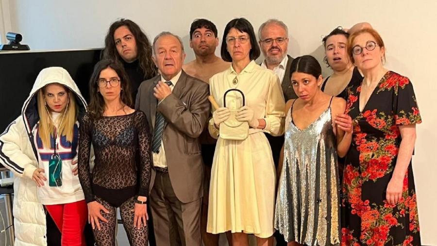 Miss Beige, no centro, arroupada por participantes no 'Salón dos rexeitados' Miss Beige, no centro, arroupada por participantes no 'Salón dos rexeitados'
