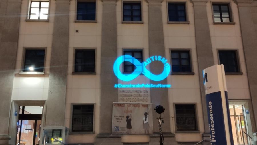 Proxección dun lazo azul sobre a fachada de Formación do Profesorado Proxección dun lazo azul sobre a fachada de Formación do Profesorado