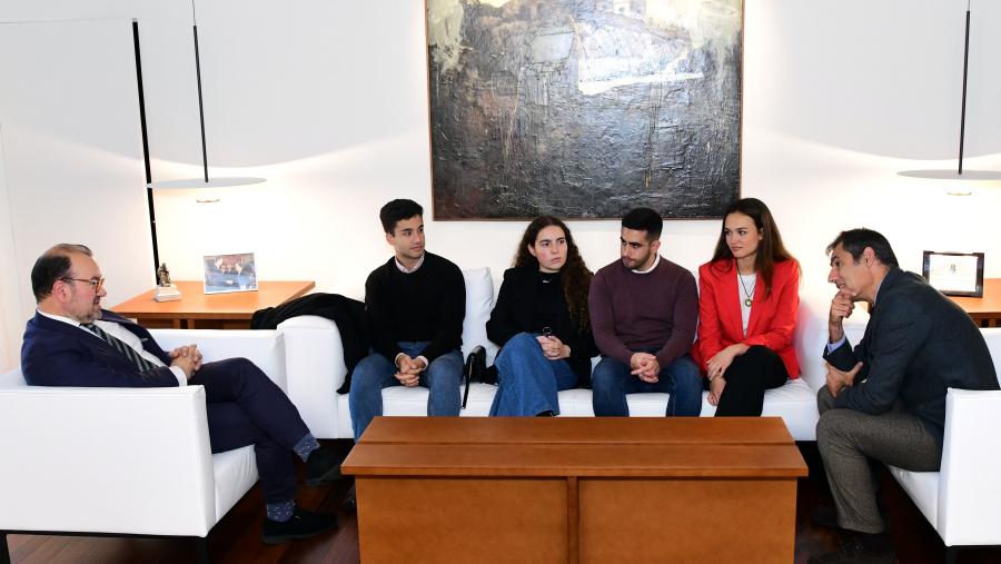 De esquerda a dereita, Antonio López, Carlos Villar, Silvia Vila, Alejandro Manuel Vásquez, Candela Fernández e Daniel Neira Barral. FOTO: Santi Alvite De esquerda a dereita, Antonio López, Carlos Villar, Silvia Vila, Alejandro Manuel Vásquez, Candela Fernández e Daniel Neira Barral. FOTO: Santi Alvite