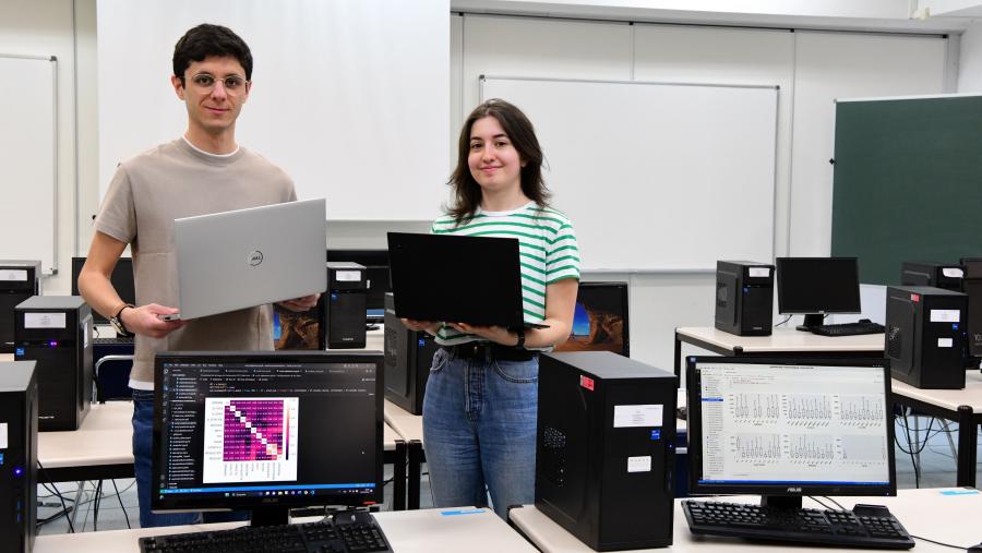 Iván Lado Canosa e Inés Quintana Raña na Facultade de Matemáticas. FOTO: Santi Alvite Iván Lado Canosa e Inés Quintana Raña na Facultade de Matemáticas. FOTO: Santi Alvite