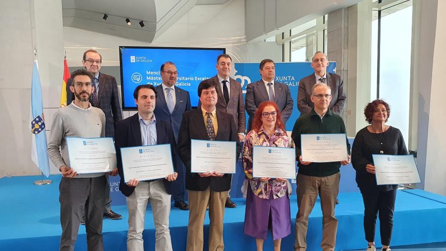 Foto de familia con todas as persoas que recolleron a mención de excelencia Foto de familia con todas as persoas que recolleron a mención de excelencia