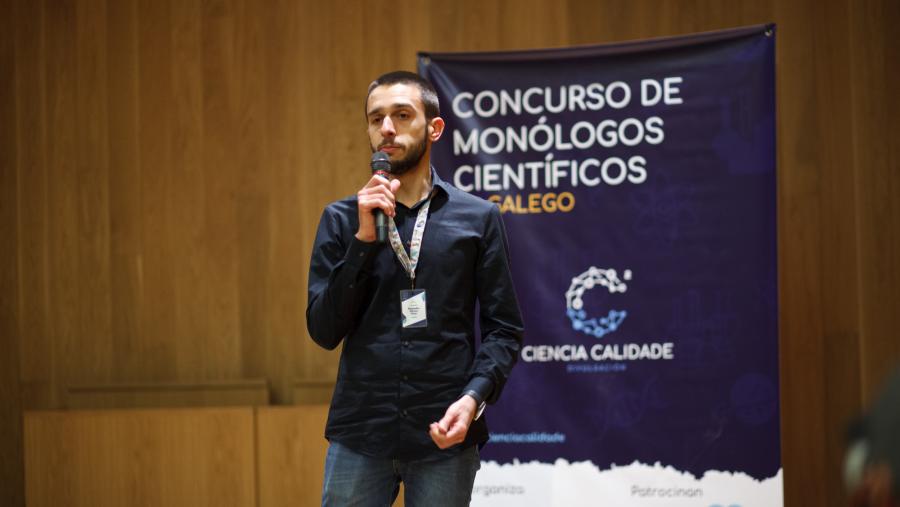 Gómez Pazo durante a súa intervención nun certame de monólogos. FOTO: @lex_gom Gómez Pazo durante a súa intervención nun certame de monólogos. FOTO: @lex_gom