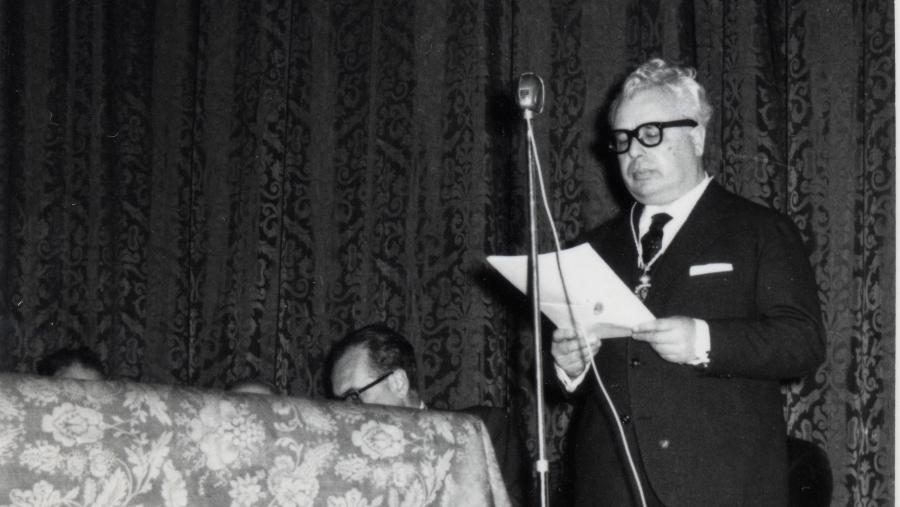 Francisco Fernández del Riego lendo o discurso de resposta a Álvaro Cunqueiro en nome da RAG o día do ingreso do escritor mindoniense na Academia. Foto: Arquivo da Real Academia Galega Francisco Fernández del Riego